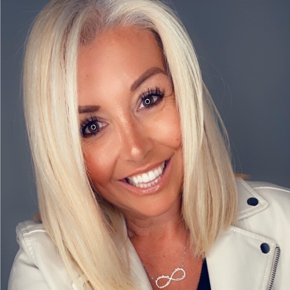 Hi I’m Tammy! I’m cleaning out my closets! Listing authentic handbags & Clothing
